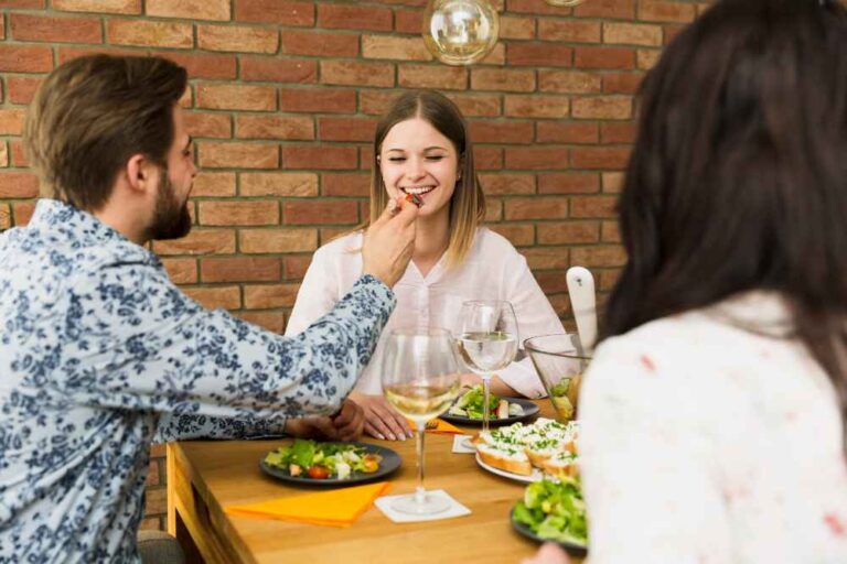 How to maintain a balanced diet while dining out